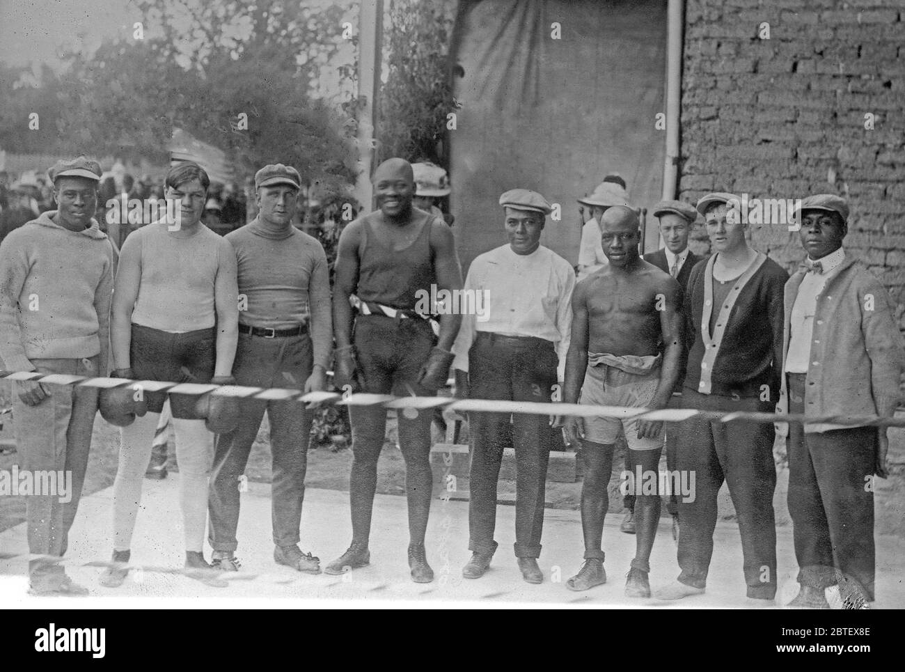 Jack Johnson et entraîneur dans camp - Marty Cutle, W. Burns, C. Respress, Jack Skully, J. Debray, Perkins CA. 1910-1915 Banque D'Images