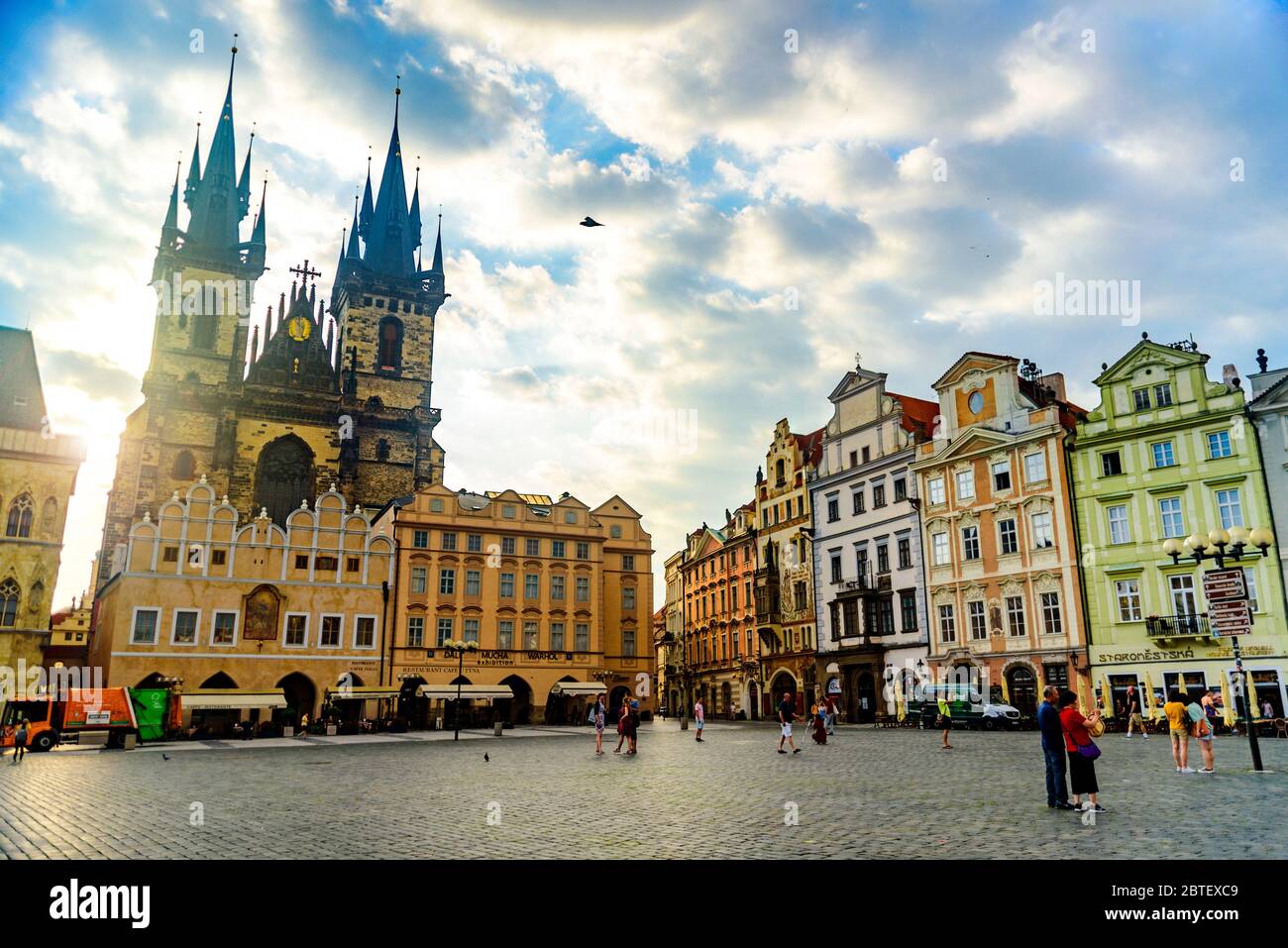 Prague, République tchèque - 27 juin 2019 : place de la vieille ville et église notre-Dame avant Tyn le matin de l'été Banque D'Images