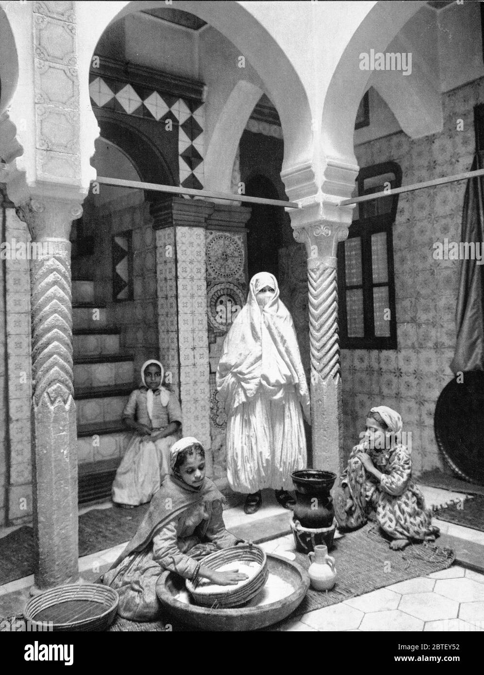 Luce Ben Aben, femmes mauresques de la préparation du couscous, Alger, Algérie ca. 1899 Banque D'Images