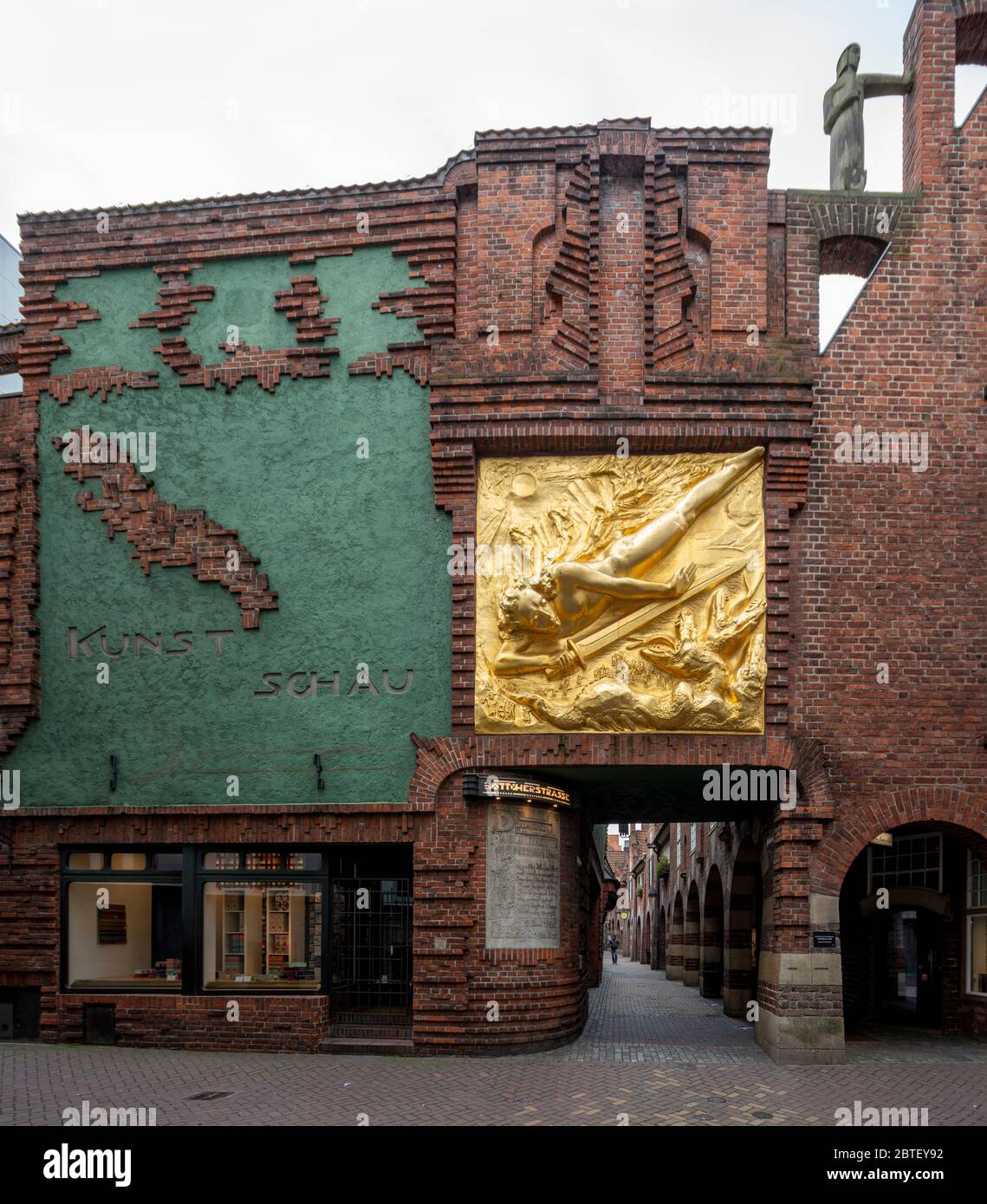 Bremen, Eingang zur Böttcherstraße, mit dem Fassadenrelief Der Lichtbringer von Bernhard Hoetger Banque D'Images