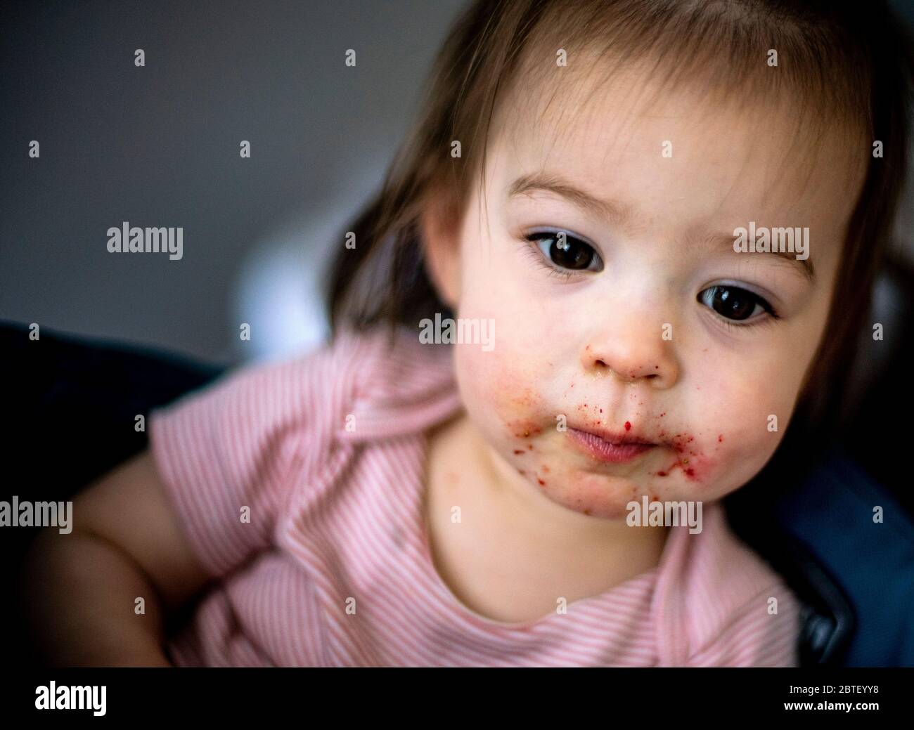 Bébé après l'heure de la collation Banque D'Images