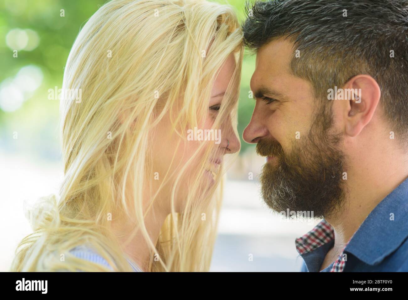 Couple Amoureux Souriant Heureux De Se Voir Gros Plan Homme Avec La Barbe Et La Blonde Fille Amoureux Contact Oculaire Couple Bruit De Fond Leger Defoque Couple Dans Le Concept D Amour Photo