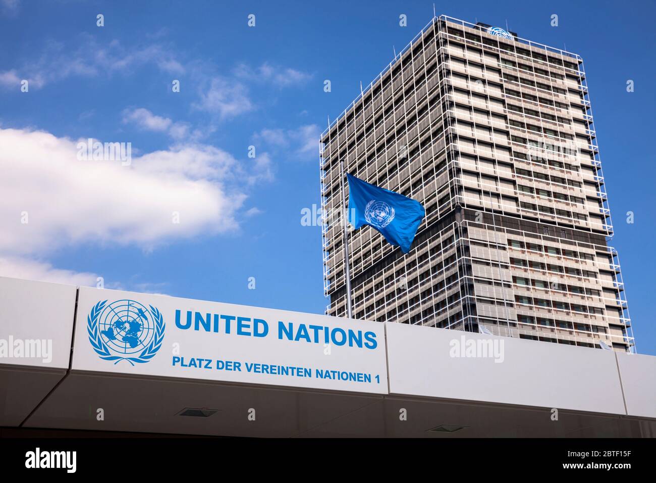 entrée au campus de l'ONU avec le bâtiment de bureaux Tall Eugen, il abrite plusieurs organisations des Nations Unies, Bonn, Rhénanie-du-Nord-Westphalie, Allemagne. Banque D'Images