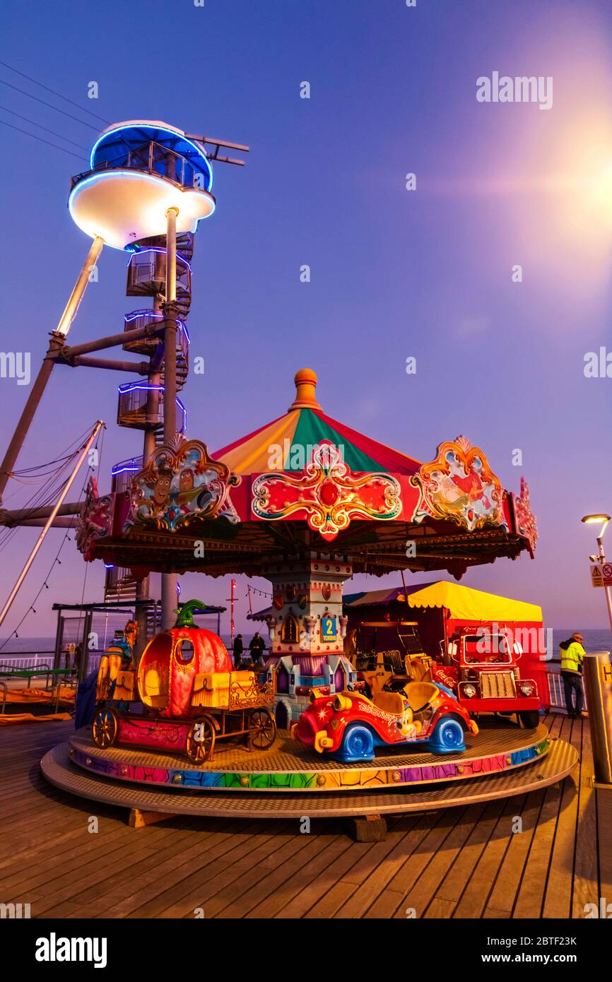 L'Angleterre, dans le Dorset, Bournmouth, Bournmouth Pier, soir Vue de Pier Carousel Banque D'Images