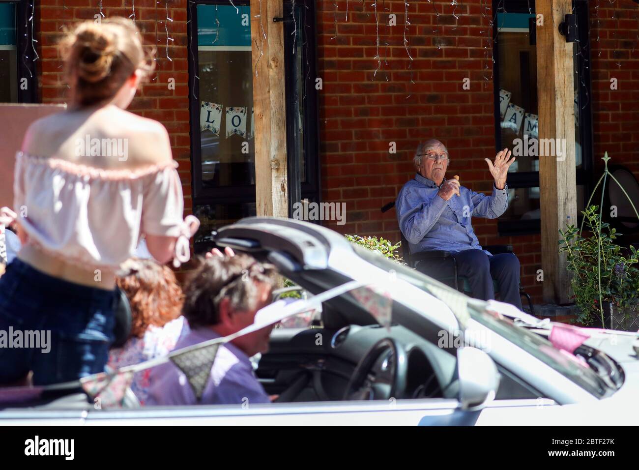 Un résident (aucun nom donné) de Gracewell d'Ascot lors de leur rencontre avec les visiteurs car le centre de soins a organisé une visite au drive-in pour que les résidents puissent voir leurs proches en toute sécurité. L'événement a été soigneusement conçu par l'équipe du foyer de soins, de sorte que tous les résidents restent à distance et que toutes les familles restent dans leur véhicule. Banque D'Images