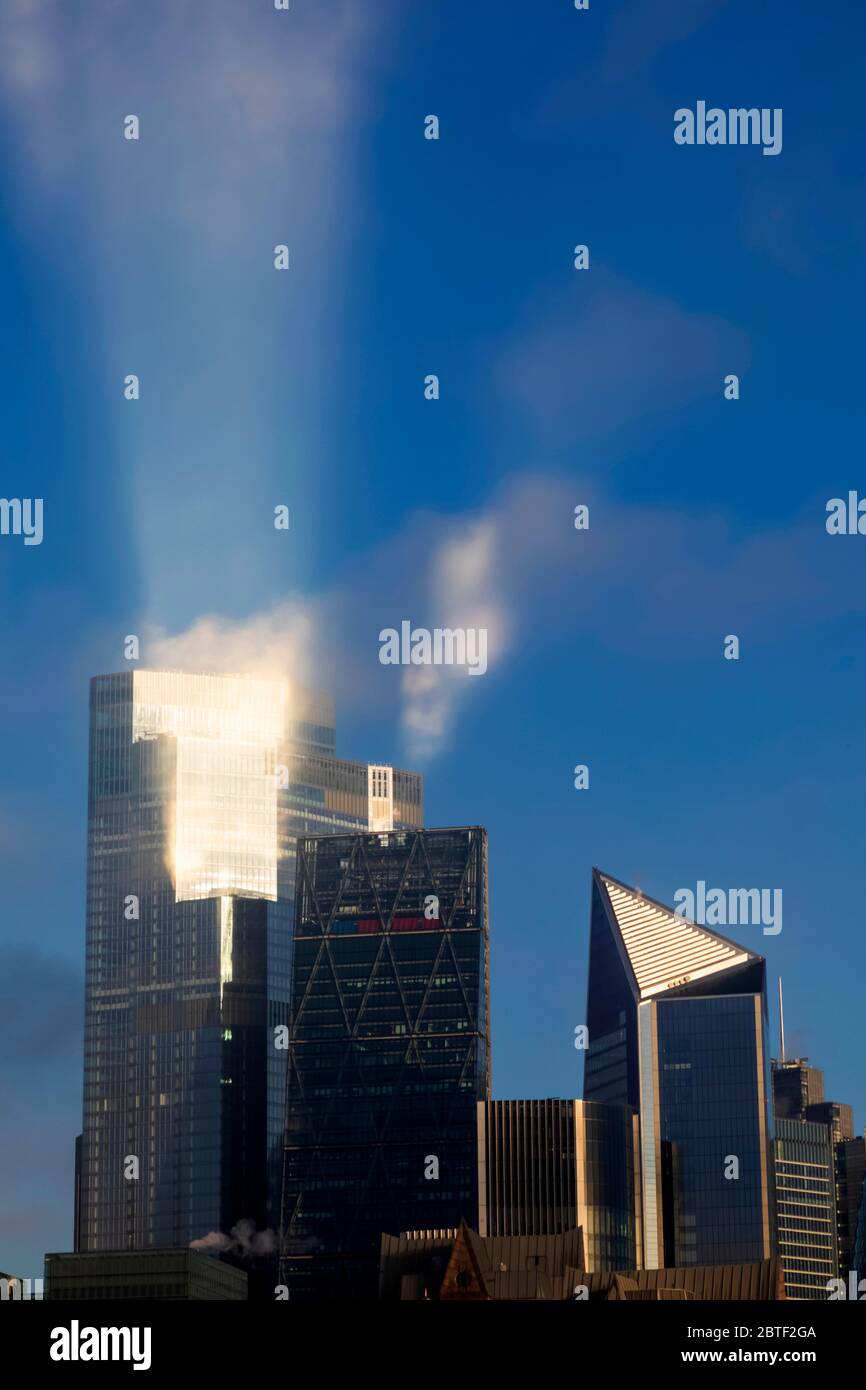 L'Angleterre, Londres, ville de London gratte-ciel et réfléchissant la lumière Banque D'Images