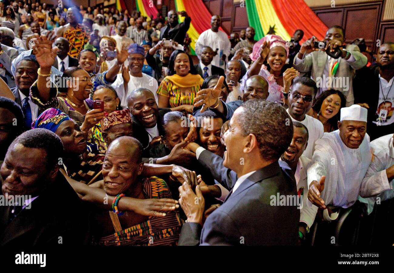 Le président américain Barack Obama serre la main après avoir fait des discours au Parlement ghanéen au Centre international de conférences à Accra, Ghana, le 11 juillet 2009. Banque D'Images