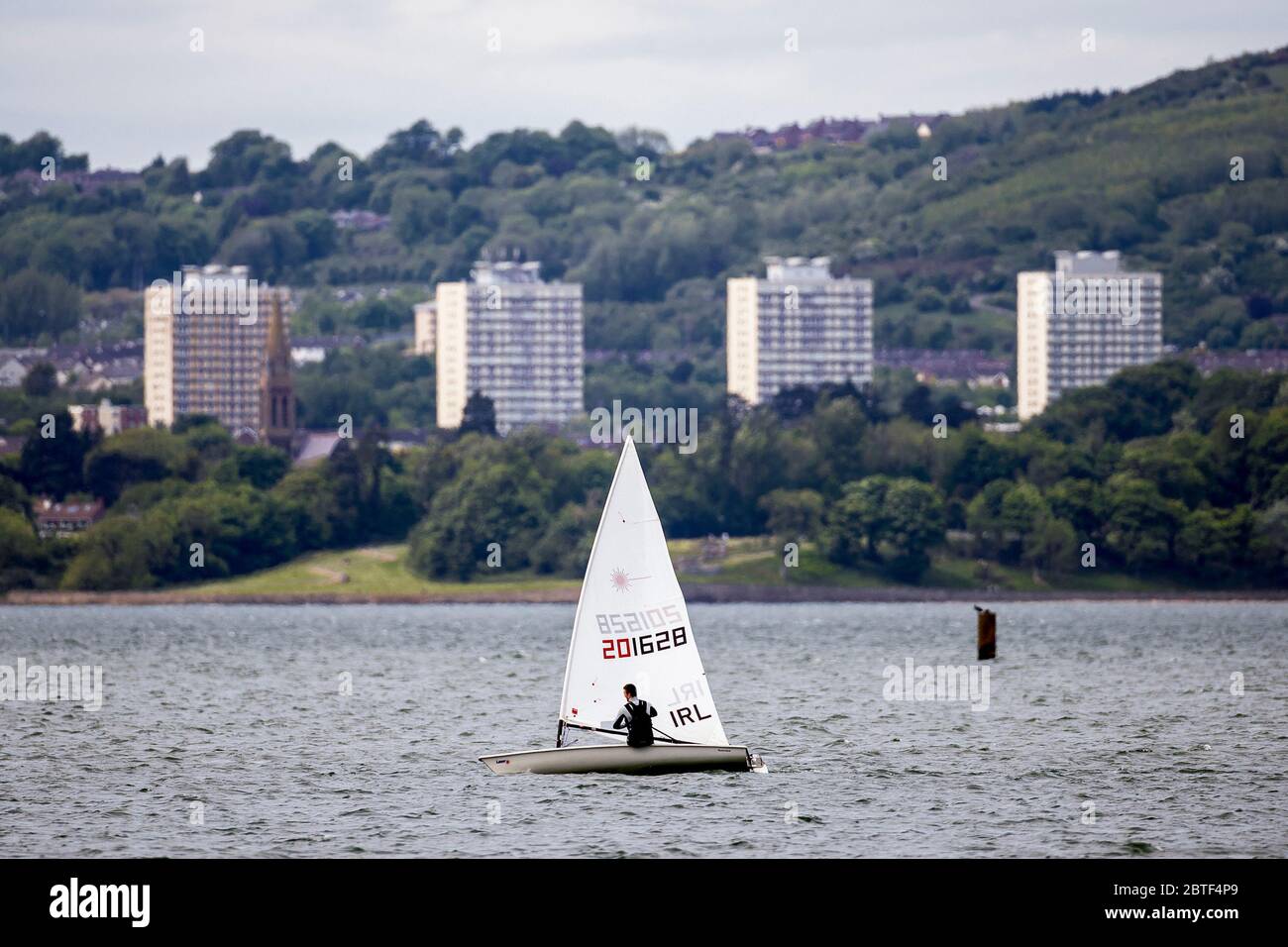 Le marin du Hollywood Yacht Club se rend à un jet laser avec le vent dans ses voiles sur Belfast Lough après la décision des dernières semaines par le cadre de l'Irlande du Nord de faciliter le verrouillage et de permettre des activités de plein air qui n'impliquent pas le contact partagé avec des surfaces dures, y compris certains sports nautiques. Banque D'Images