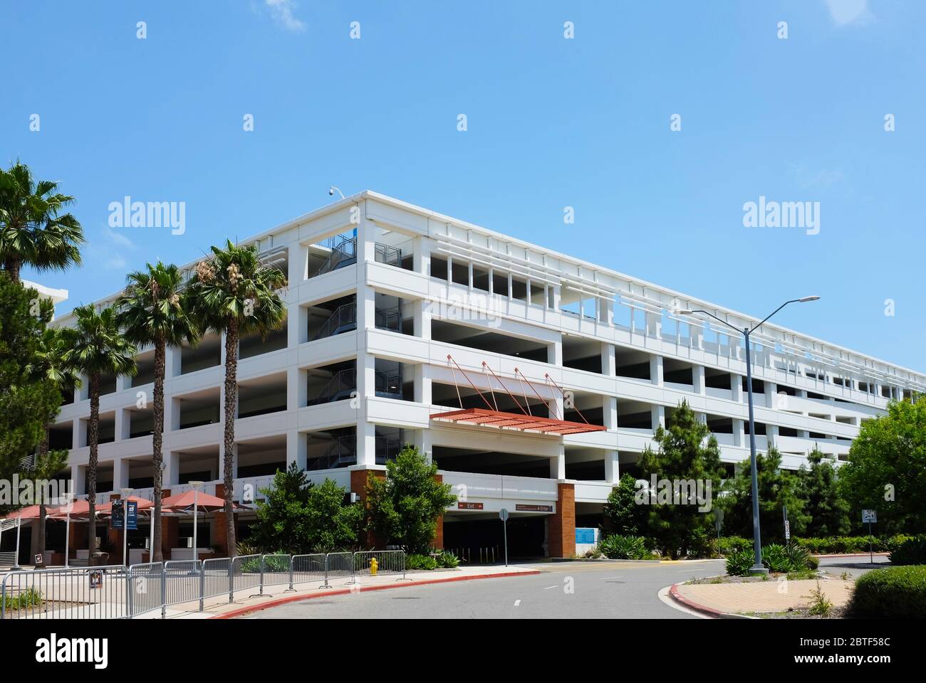 FULLERTON CALIFORNIA - 23 MAI 2020 : structure de stationnement Eastside sur le campus de l'Université d'État de Californie Fullerton, CSUF. Banque D'Images