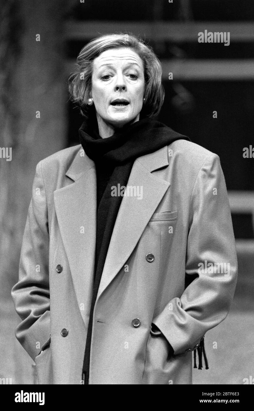 Maggie Smith (Halina) DÉBARQUE par Stephen Poliakoff au Lyttelton Theatre, National Theatre (NT), Londres SE1 07/01/1987 design: Alison Chitty réalisateur: Peter Hall Banque D'Images