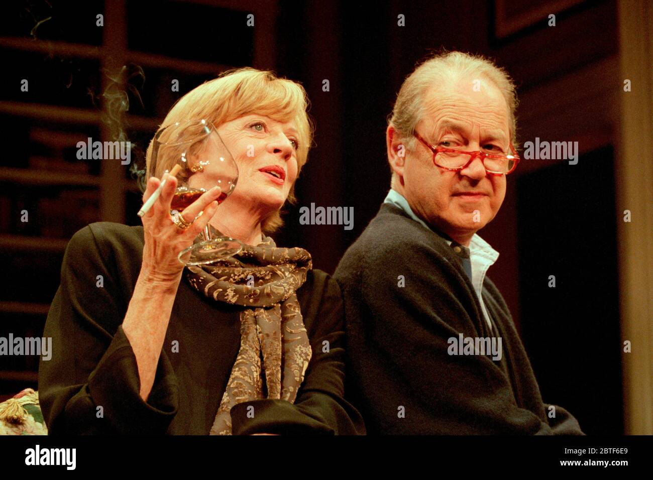 Maggie Smith (Claire), John Standing (Tobias) dans UN ÉQUILIBRE DÉLICAT par Edward Albee au Theatre Royal Haymarket, Londres SW1 26/10/1997 Banque D'Images