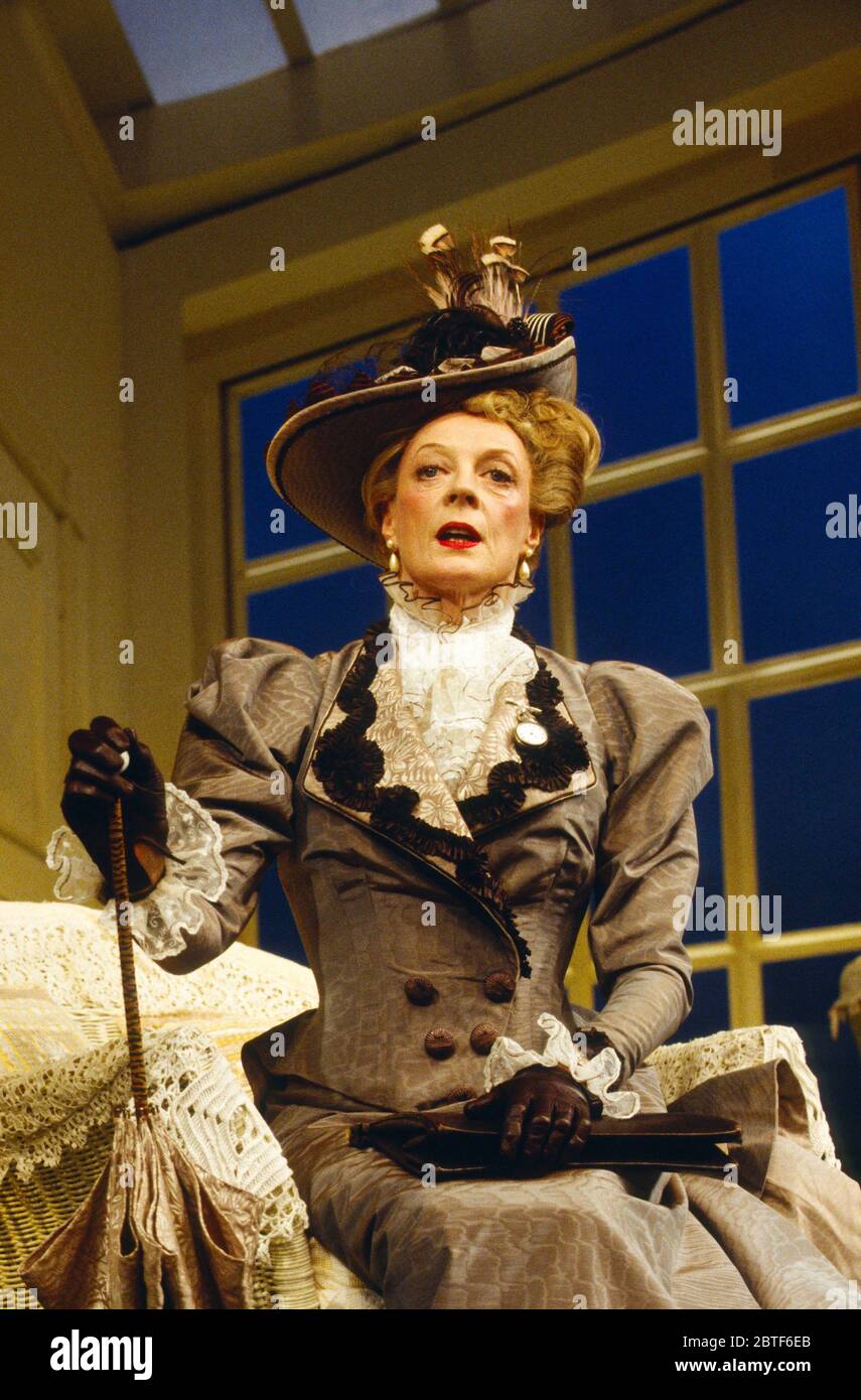 Maggie Smith (Lady Bracknell) dans L'IMPORTANCE D'ÊTRE SINCÈRE par Oscar Wilde au théâtre Aldwych, Londres WC2 09/03/1993 design: Bob Crowley éclairage: Paul Pyant réalisateur: Nicholas Hytner Banque D'Images