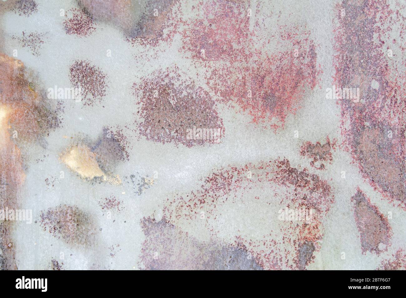 motif de peinture rose pâle abstrait sur surface métallique rugueuse Banque D'Images
