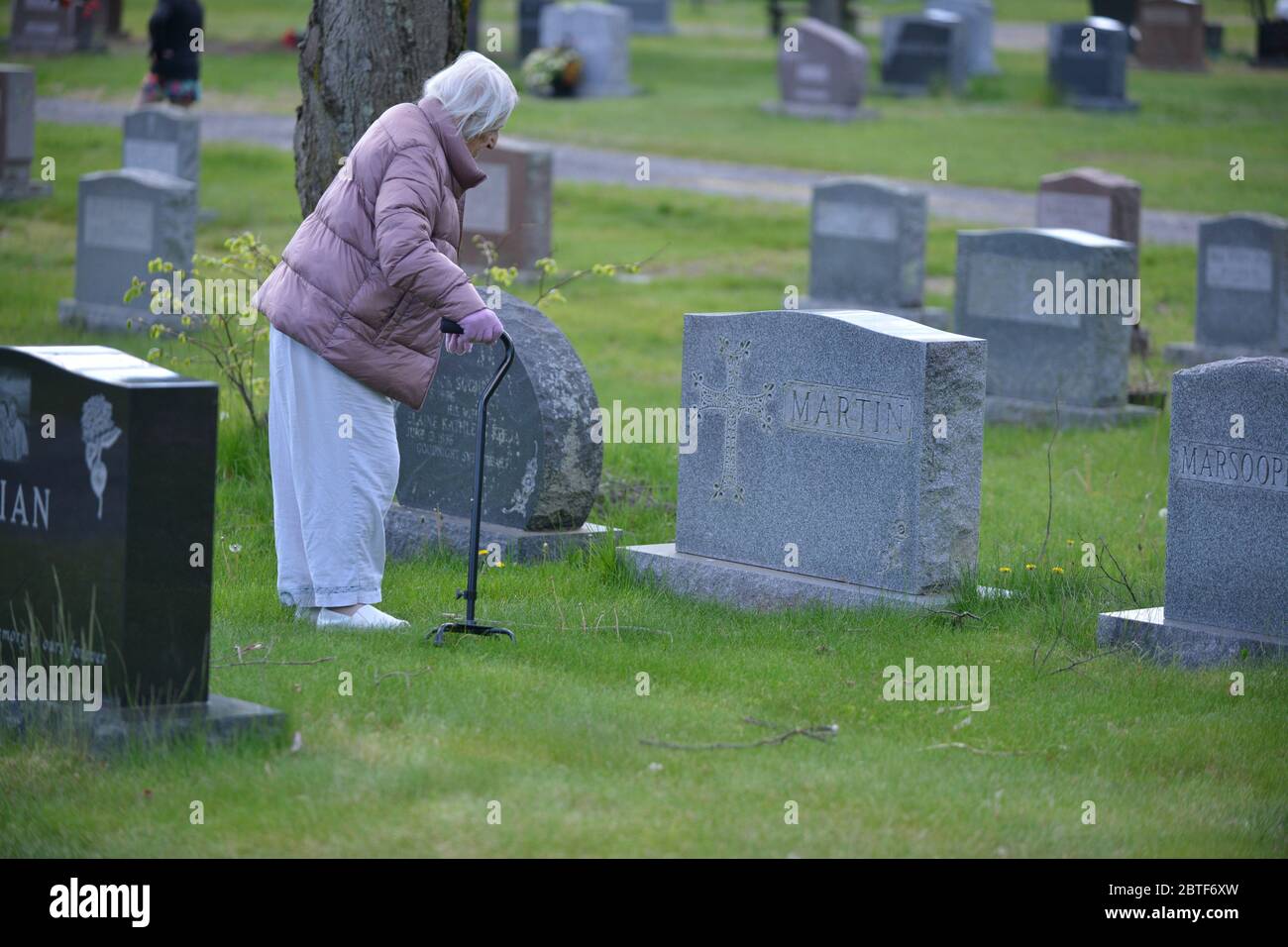 16 mai 2020 : COVID 19 PANDÉMIE DU VIRUS CORONA - Sue Harabedian-Martin, 95 ans, visite les tombes de ses amis et de sa famille à Whitinsville, Massachusetts, une semaine avant le jour du souvenir. Elle a quitté sa maison à Worcester, à proximité, où elle est restée à l'intérieur pendant des mois avec des membres de sa famille et des soignants qui s'occupent d'elle. Crédit : Kenneth Martin/ZUMA Wire/Alay Live News Banque D'Images