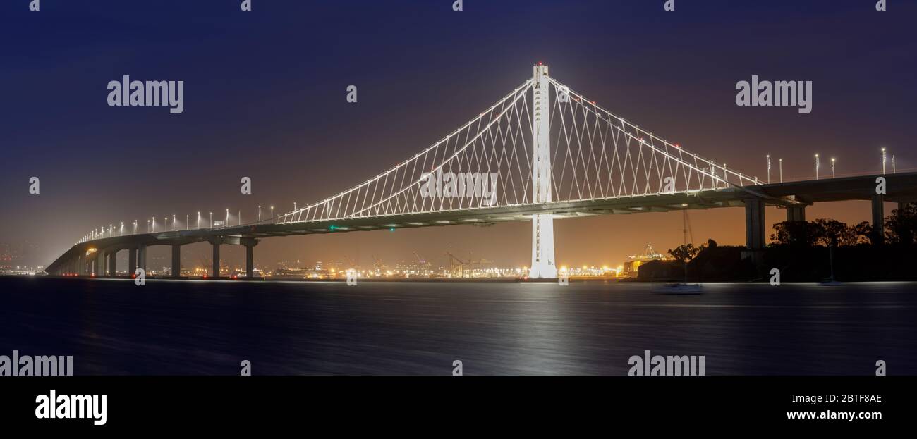 Vue panoramique sur le pont de la baie de San-Francisco-Oakland à Dusk Banque D'Images