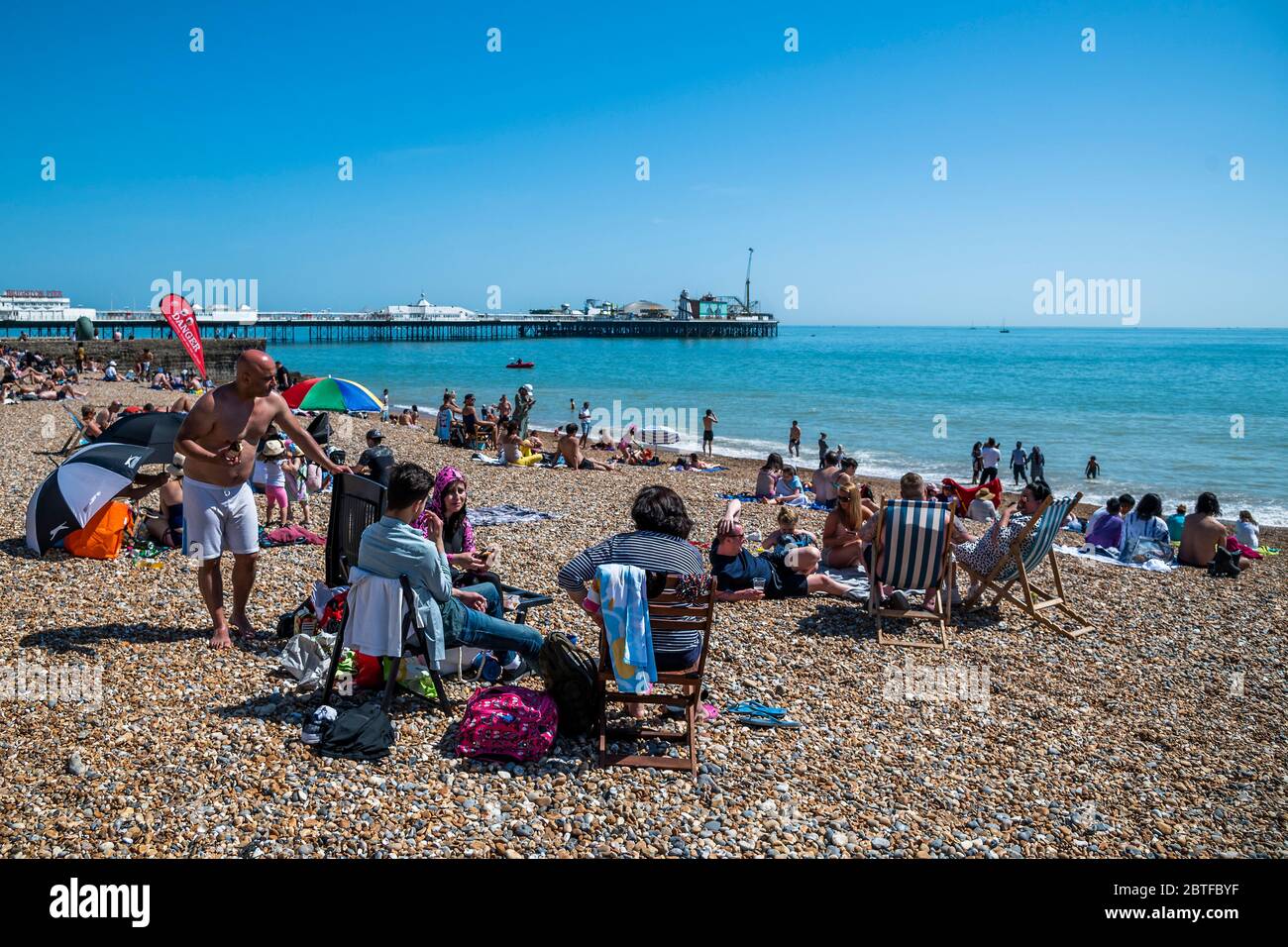 Brighton, Royaume-Uni. 25 mai 2020. Il est ensoleillé et les gens viennent à la plage et au bord de mer à Brighton, pendant les vacances de la banque lundi. Il est occupé mais encore plentyu de place pour la distanciation sociale. Le « verrouillage » facilité se poursuit pour l'épidémie du coronavirus (Covid, 19). Crédit : Guy Bell/Alay Live News Banque D'Images