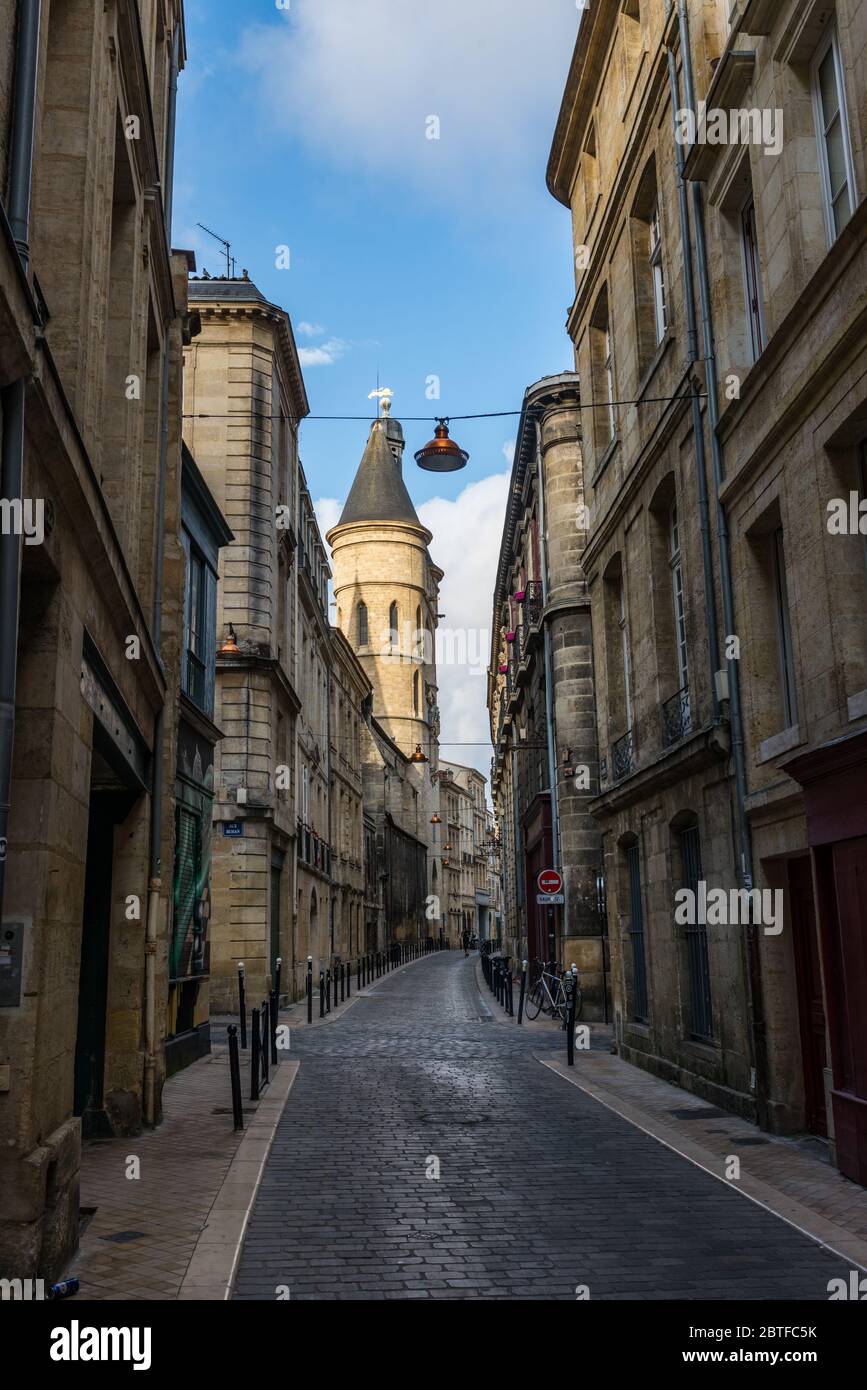 BORDEAUX, FRANCE - 28 août 2016 : rues assez étroites de la vieille ville de Bordeaux en début de matinée. Banque D'Images