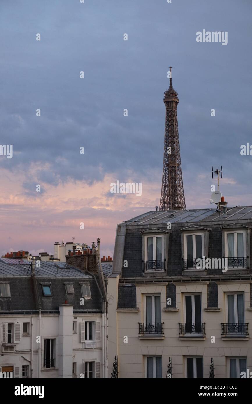 Coucher de soleil sur les toits de Paris, France Banque D'Images