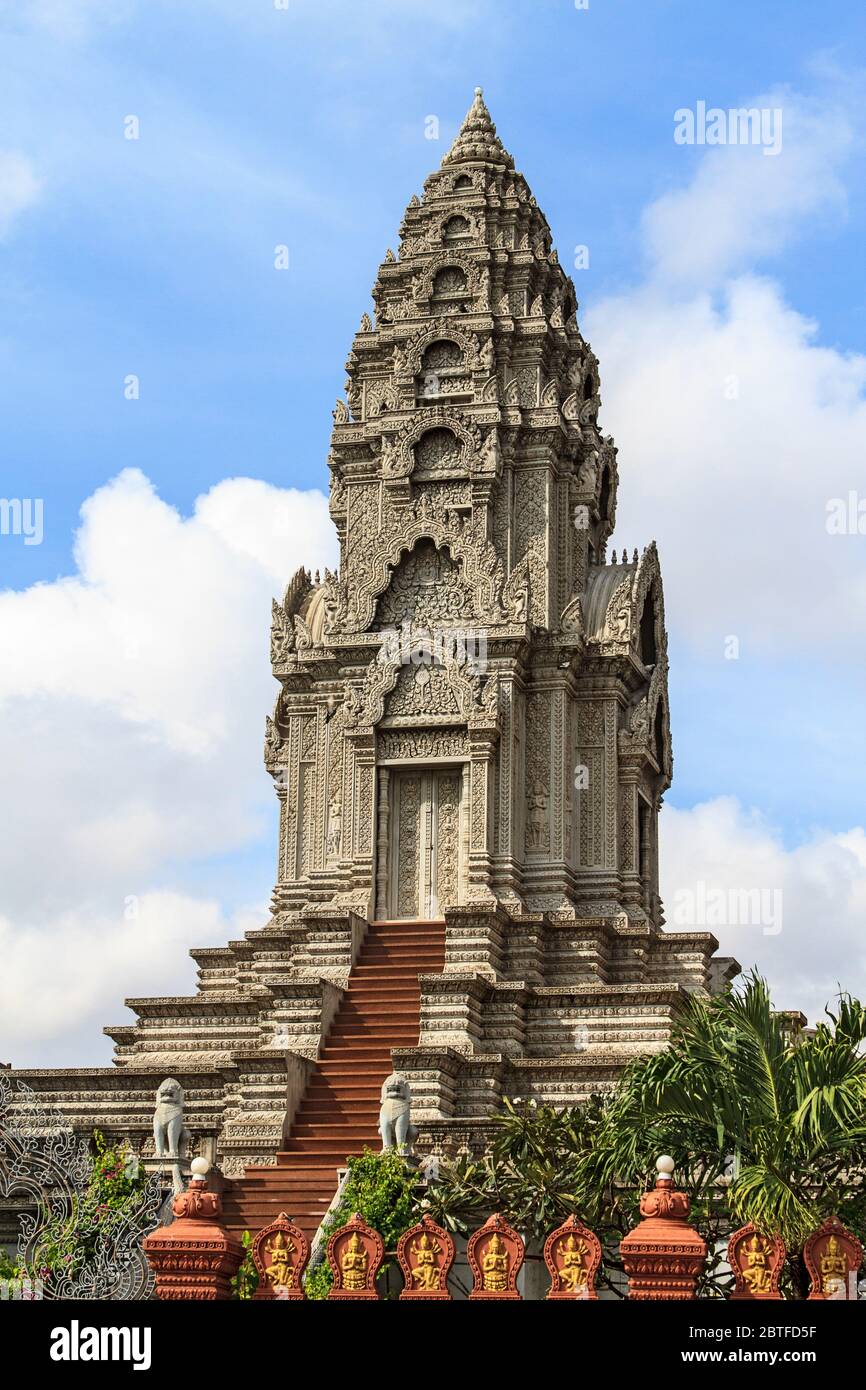 Wat Ounalom, temple bouddhiste à Phnom Penh, Cambodge. Point focal pour le bouddhisme au Cambodge aujourd'hui. Construit en 1443 pour abriter un cheveu de sourcils du Bouddha Banque D'Images