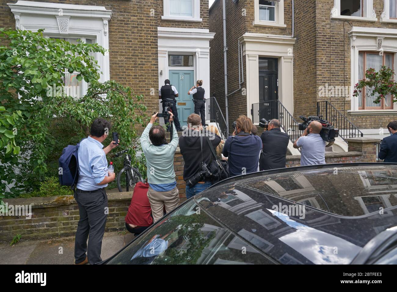 Presse et police à la maison dominic cummings à Islington Banque D'Images