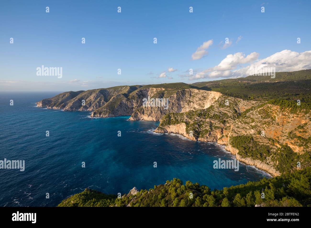 Paysage avec falaises dans le côté nord de l'île de Zante, Grèce Banque D'Images