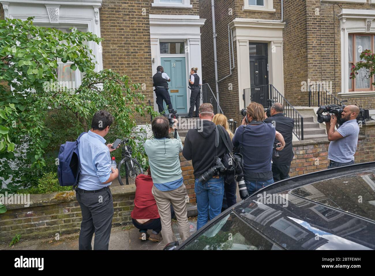 Presse et police à la maison dominic cummings à Islington Banque D'Images