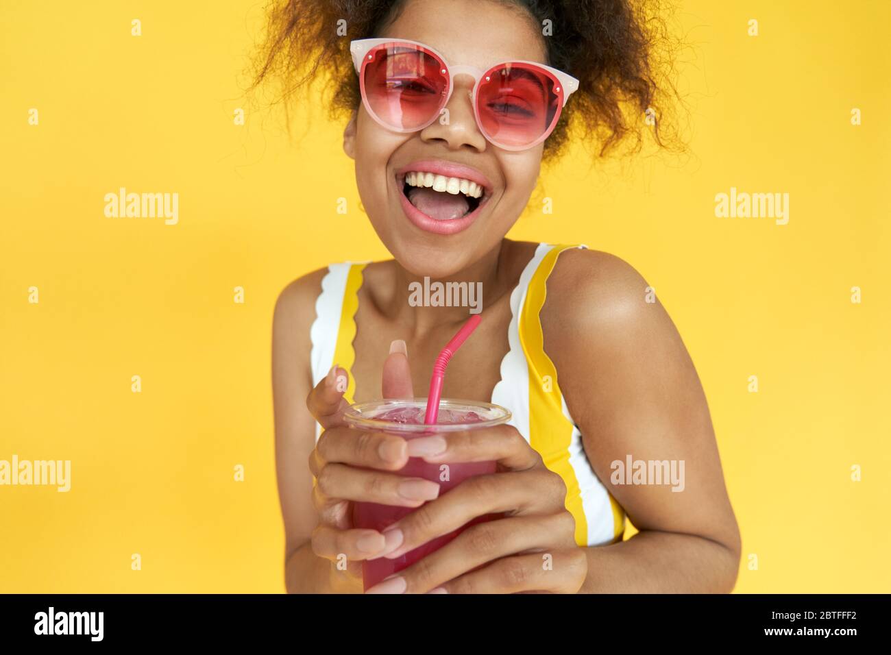 Porter des lunettes de soleil Banque de photographies et d'images à haute  résolution - Alamy