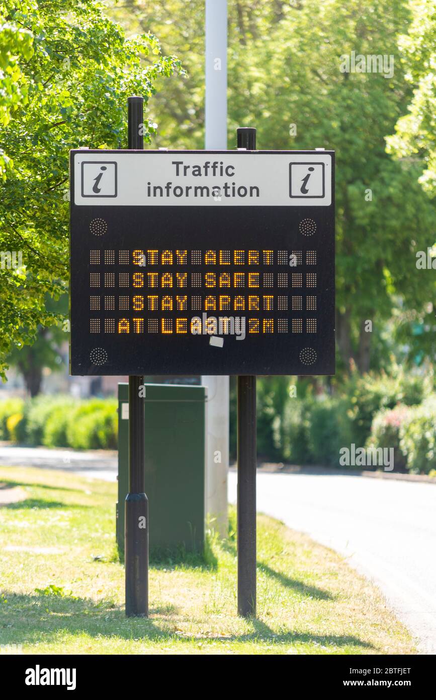 Matrice d'alerte de maintien signe Mai 2020 jour férié lundi Southend on Sea, Essex, Royaume-Uni, pendant la pandémie du coronavirus COVID-19. A127 route vers le front de mer Banque D'Images