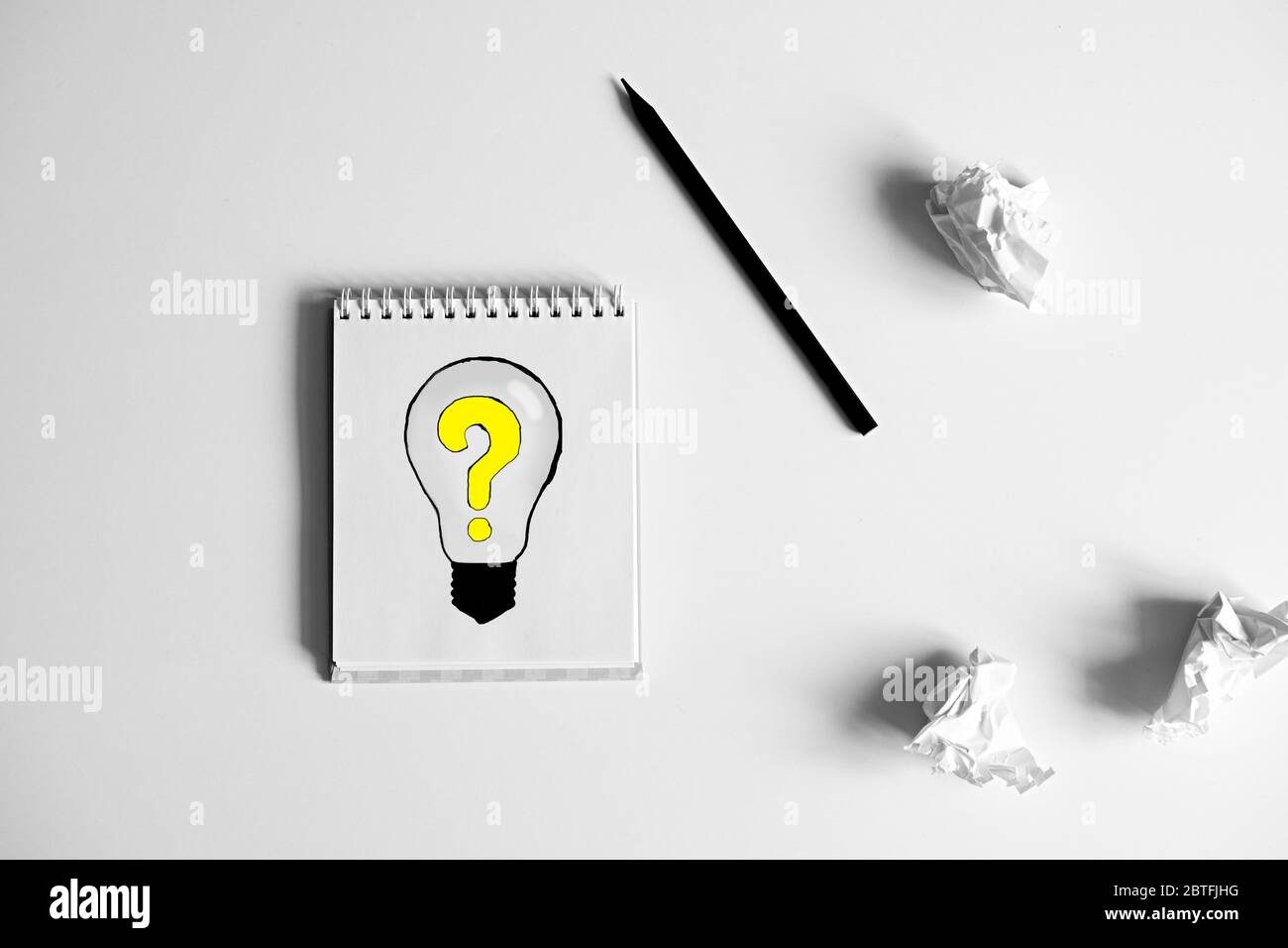 Stylo Et Papier Froisse Pres Du Bloc Notes Avec Dessin D Ampoule Avec Point D Interrogation Sur Fond Blanc Artiste Auteur Artiste Peintre Journaliste Inventeur En Attente Photo Stock Alamy