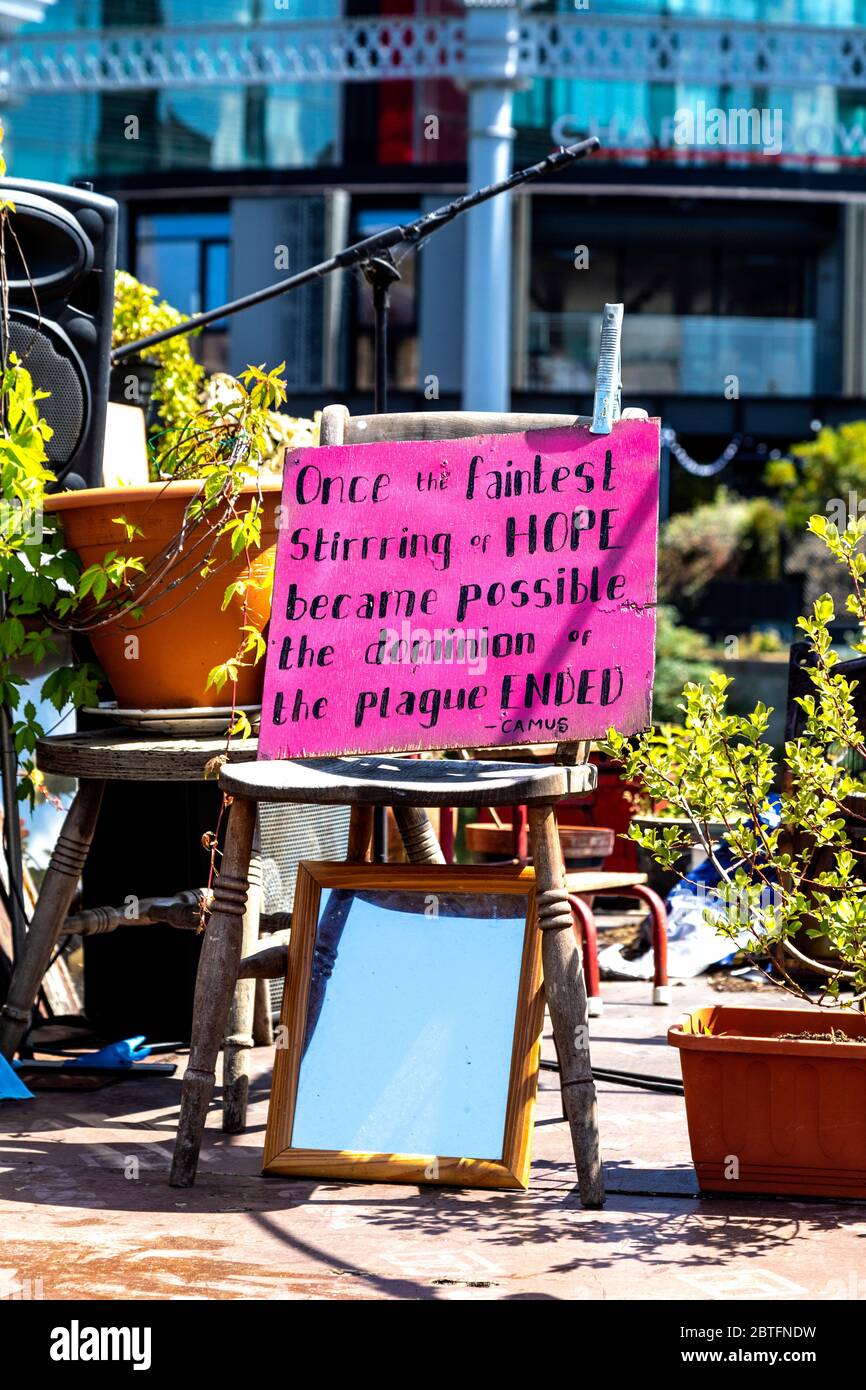 25 mai 2020 Londres, Royaume-Uni - signe de citation édifiant sur Word sur la barge de livre d'eau à Kings Cross 'une fois que le brassant d'espoir le plus doux est devenu possible, la domination de la peste a été terminée' par Camus Banque D'Images