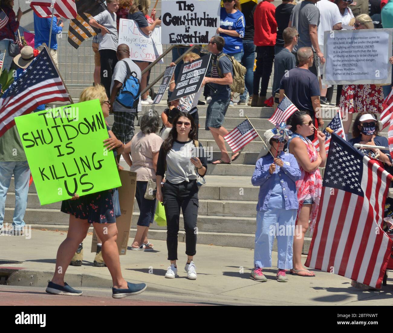 Los Angeles, États-Unis. 25 mai 2020. Des centaines de partisans du président Trump tiennent un « Freedom Rally » appelant à « ouvrir la Californie » sur les marches de l'hôtel de ville de Los Angeles le dimanche 24 mai 2020. Les autorités ont déclaré que les blocages sont nécessaires pour réduire la propagation du coronavirus. Photo de Jim Ruymen/UPI crédit: UPI/Alay Live News Banque D'Images