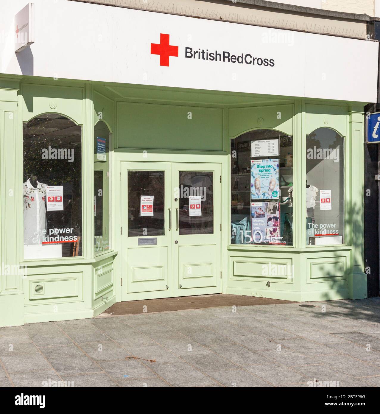 Boutique de charité de la Croix-Rouge britannique à Stockton on Tees, Angleterre, Royaume-Uni Banque D'Images