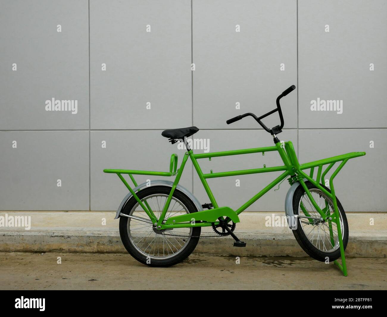 Vélo de transport vert pour les travailleurs se tenant devant un bâtiment industriel, pas un seul espace de copie Banque D'Images