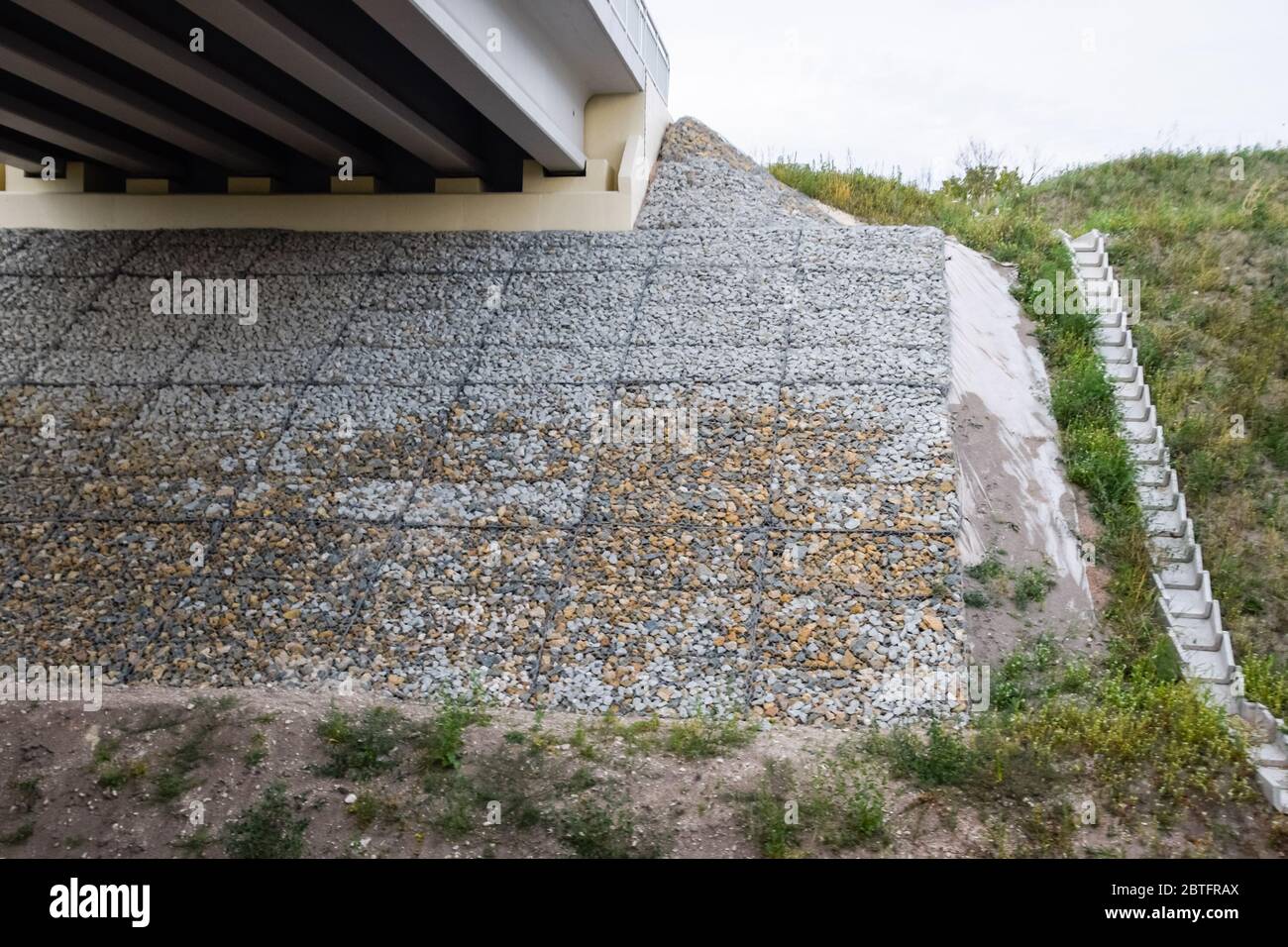 Jonction de route en béton armé. Construction de routes et ponts. Banque D'Images