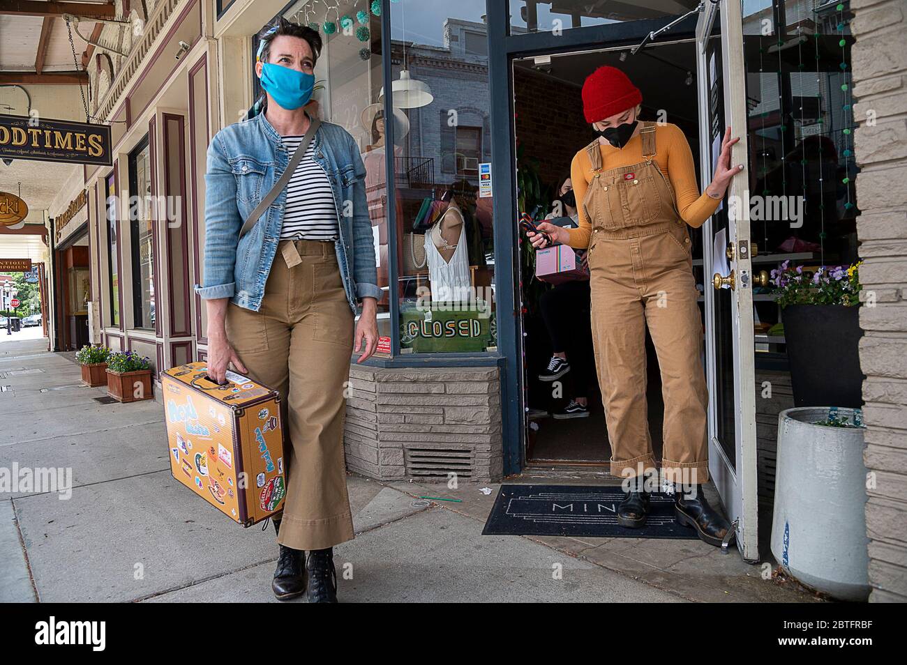Grass Valley, Californie, États-Unis. 18 mai 2020. Caity Koppers ferme la porte à la monnaie après que la cliente Lisa Van Tassel quitte avec son achat le lundi 18 mai 2020 à Grass Valley pendant la pandémie du coronavirus. Le magasin Mint sert les clients sur rendez-vous seulement et ils sont maintenant autorisés dans le magasin. Crédit : Paul Kitagaki Jr./ZUMA Wire/Alay Live News Banque D'Images