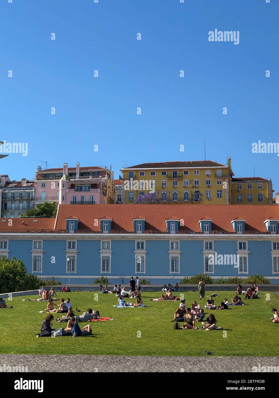 Personnes au soleil dans une pelouse dans le centre de Lisbonne Banque D'Images