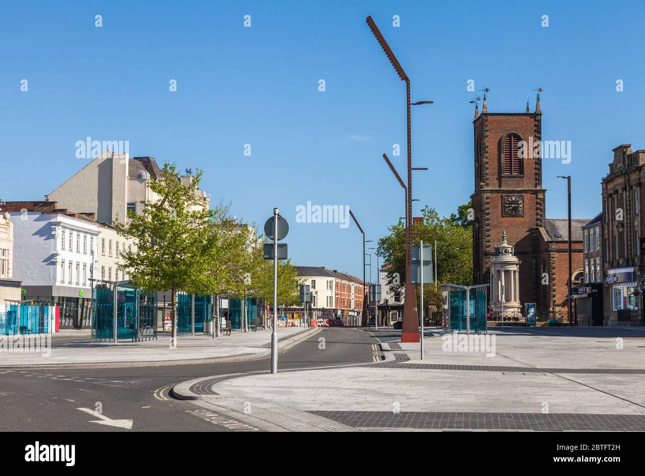 The High Street, Stockton on Tees, Angleterre, Royaume-Uni avec église paroissiale St Thomas Banque D'Images