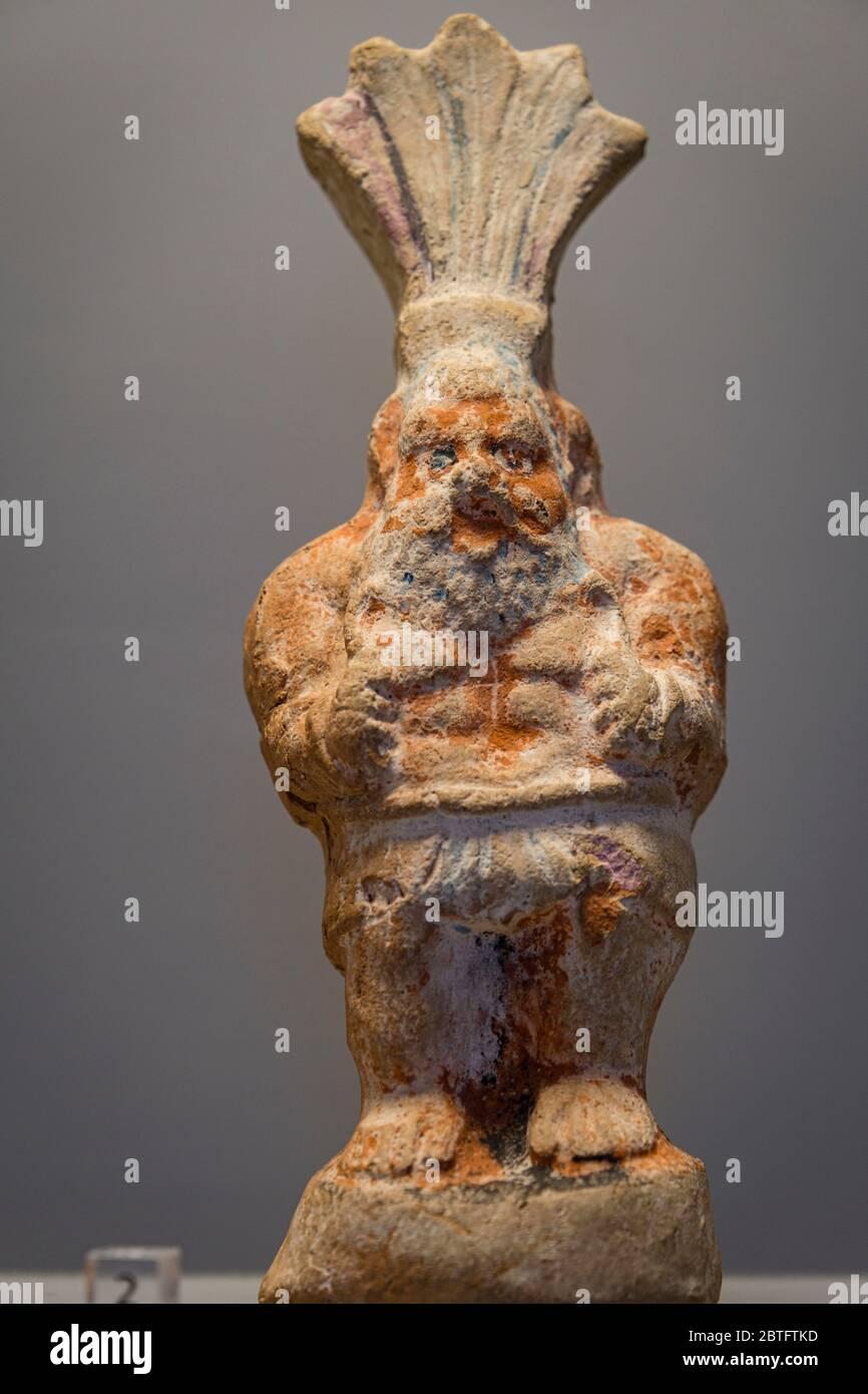 Statuette du dieu égyptien BES, de Cagliari, argile et traces de peinture, 4e-2e cent, BCE, Cagliari museo arqueologico nazionale, le Colisée , Rome, Latium, Italie ,. Banque D'Images
