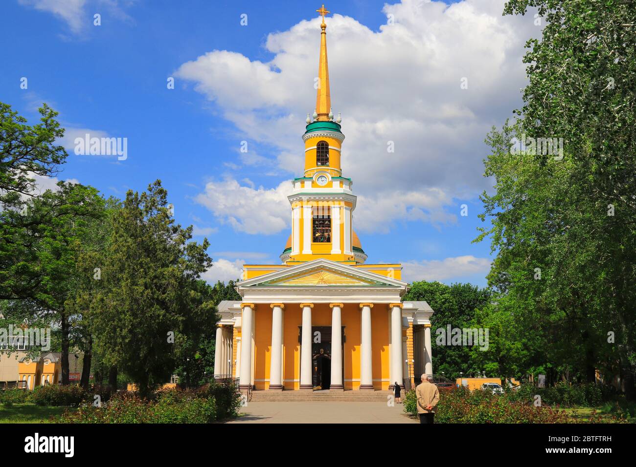 Belle église chrétienne orthodoxe avec dômes dorés, Église de la Transfiguration. Cathédrale Pierre et Paul dans la ville de Dnepr, Dnepropetrovsk, Ukra Banque D'Images