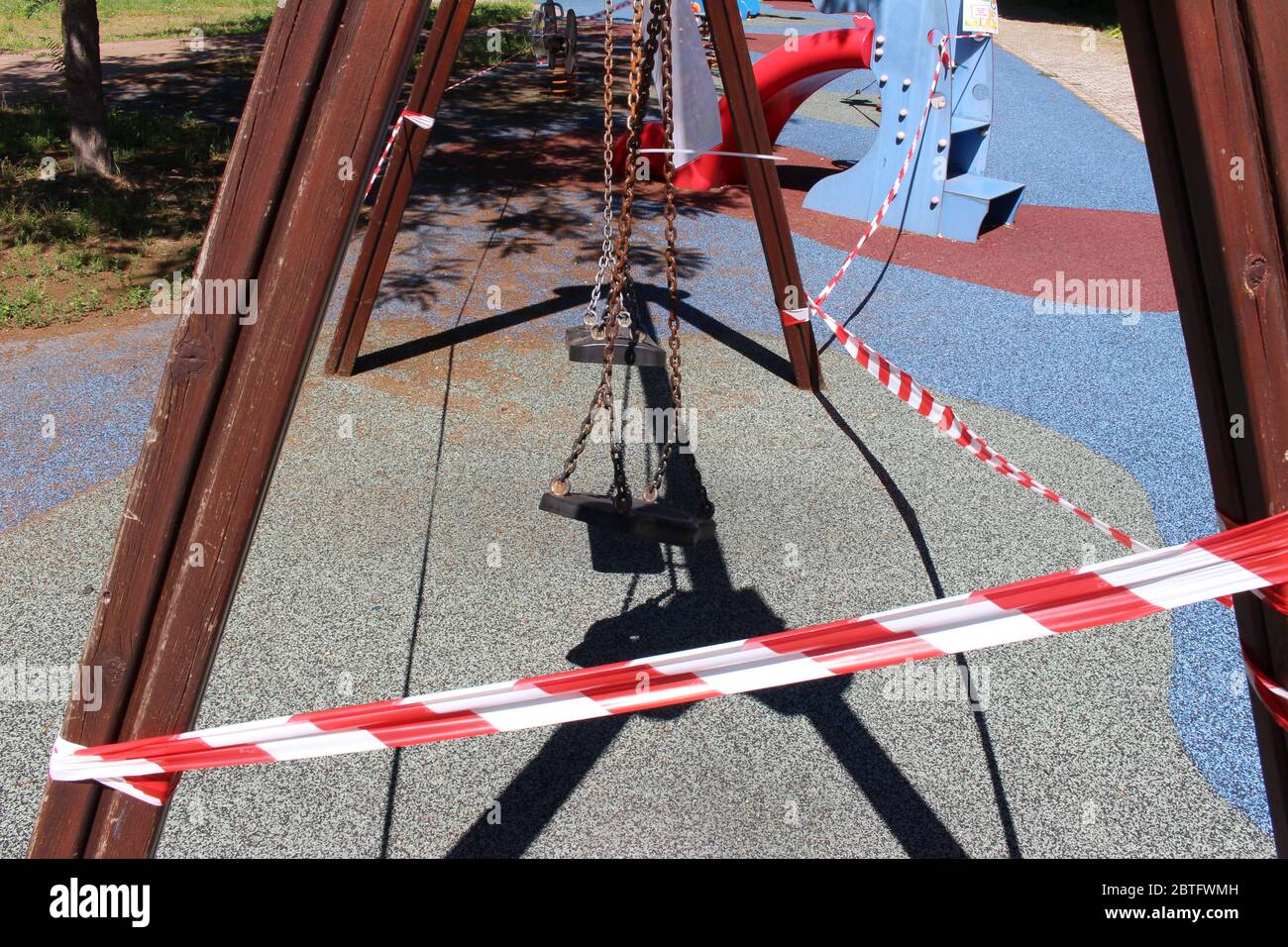 L'aire de jeux pour enfants en Italie a été fermée en raison du virus Covid-19 isolé avec un ruban blanc et rouge Banque D'Images