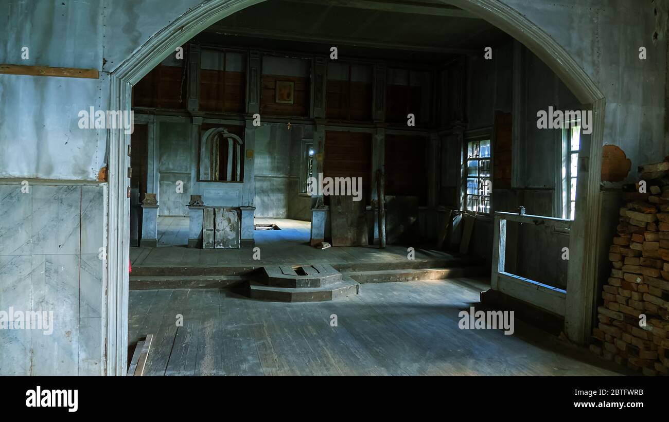 Église orthodoxe abandonnée (ancienne croyance) dans la région d'Arkhangelsk, abominatio desolationis. Dans l'église continuer à marcher un ancien paroishioner individuel, icône, ie Banque D'Images