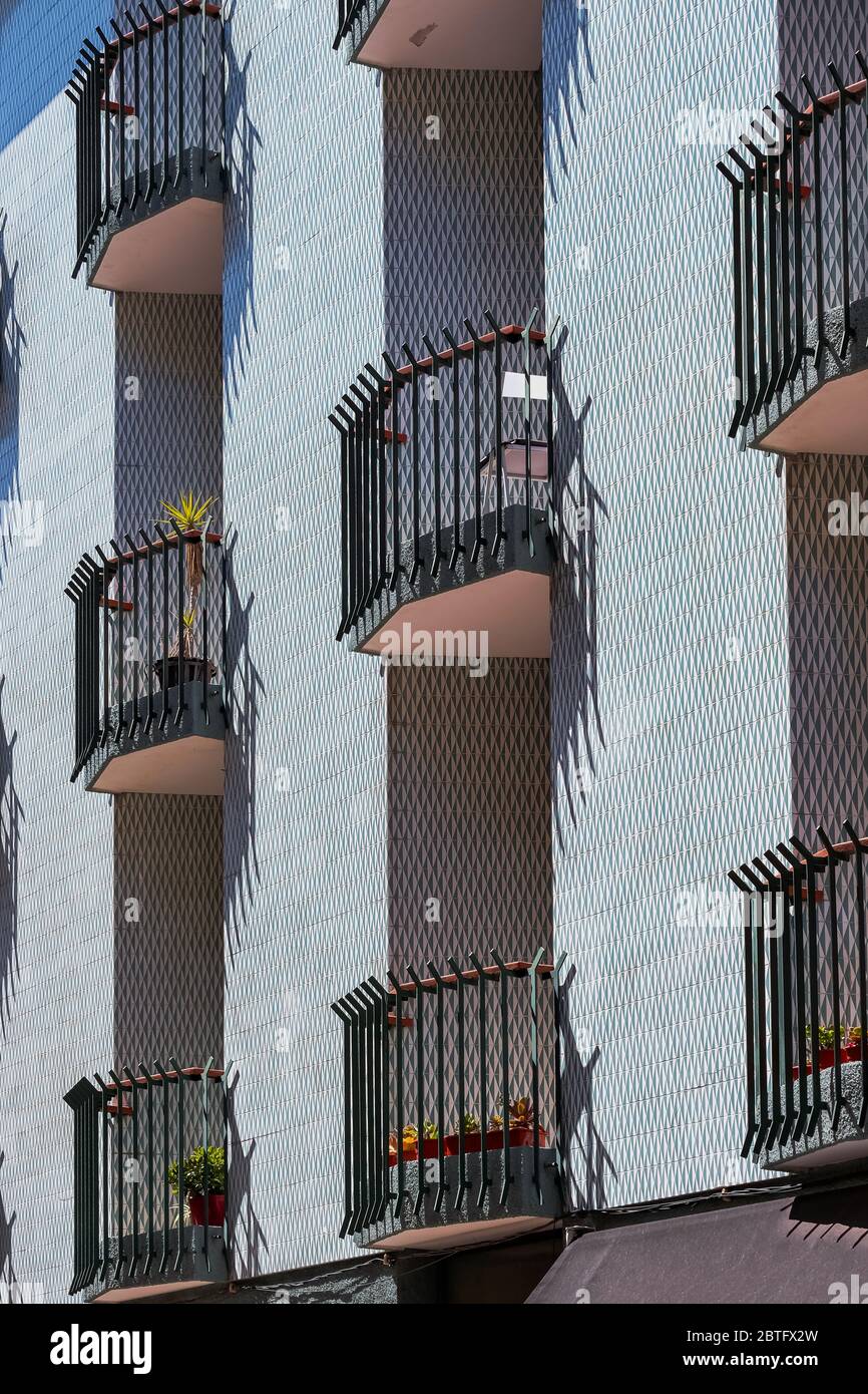 Bâtiment à façade carrelée avec petits balcons à Porto, Portugal Banque D'Images