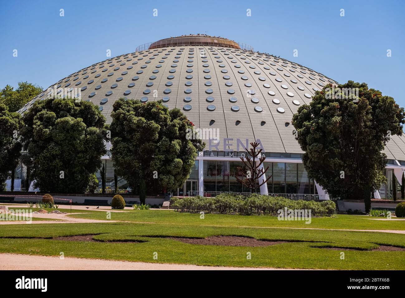 'Pavilhão Rosa Mota' - salle de sport et de musique à Porto, Portugal avec un parc vert en face Banque D'Images