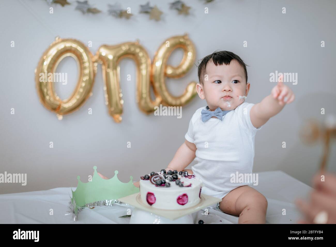 1ère fête d'anniversaire. Gâteau d'anniversaire pour garçon – Smash à la maison. Banque D'Images