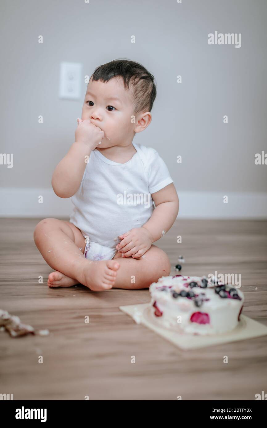 1ère fête d'anniversaire. Gâteau d'anniversaire pour garçon – Smash à la maison. Banque D'Images