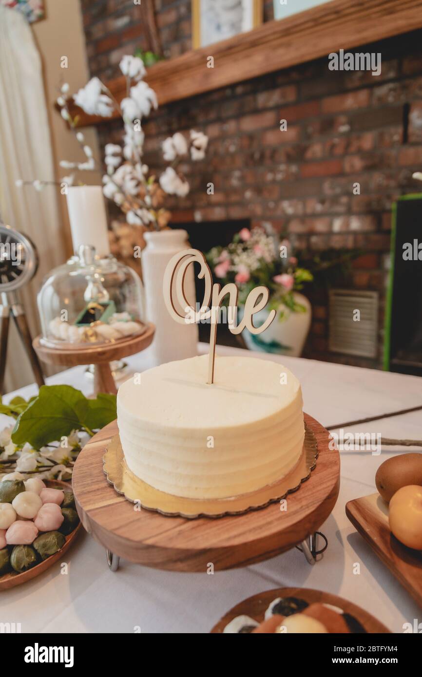 gâteau du 1er anniversaire, un gâteau avec un topper à la fête Banque D'Images