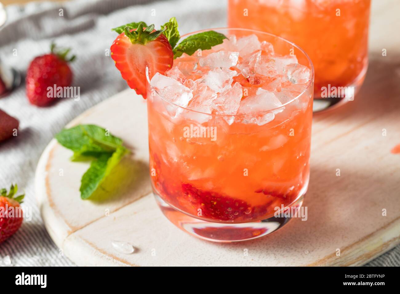 Cocktail maison de purée de fraise à la menthe avec vin Banque D'Images