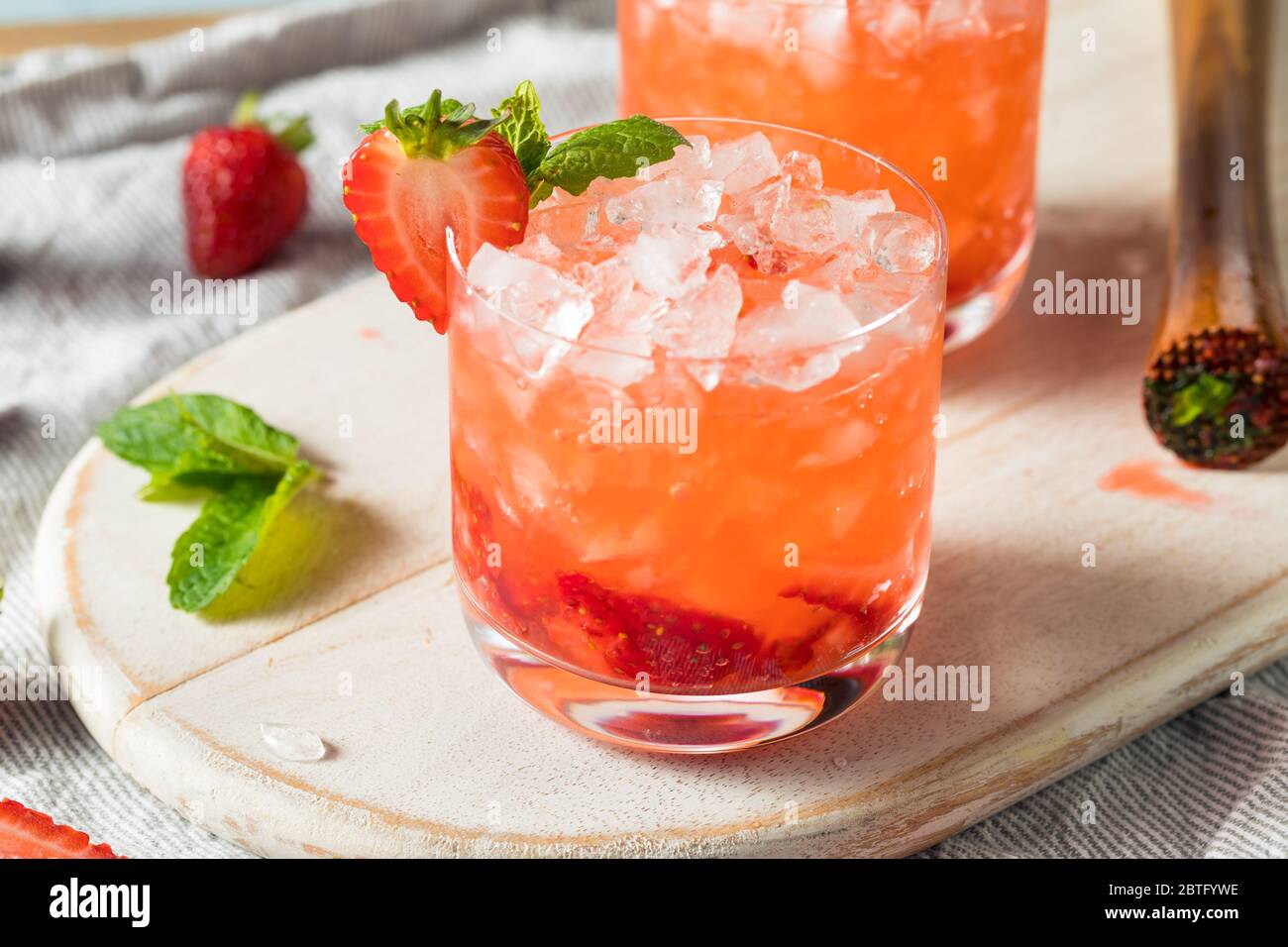 Cocktail maison de purée de fraise à la menthe avec vin Banque D'Images