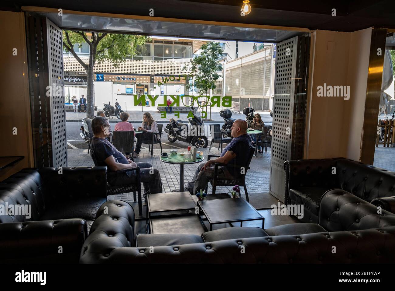 Plusieurs clients sont vus boire sur la terrasse du Brooklyn Bar.Barcelona commence la phase 1 aujourd'hui qui permet l'installation de terrasses de bars et de restaurants sur les voies publiques, en respectant les distances entre les tables dues à l'infection Covid-19. Banque D'Images