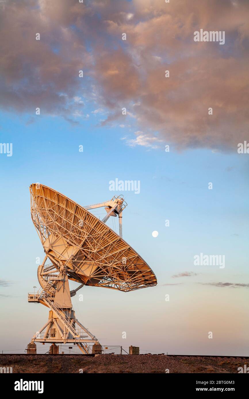 Et la lune, radiotélescope Very Large Array (VLA), les plaines de San Agustin, près de Magdalena, Nouveau Mexique USA Banque D'Images